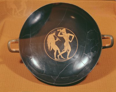 Kylix représentant un joueur de flûte et un danseur, c.520-10 (céramique) - Greek